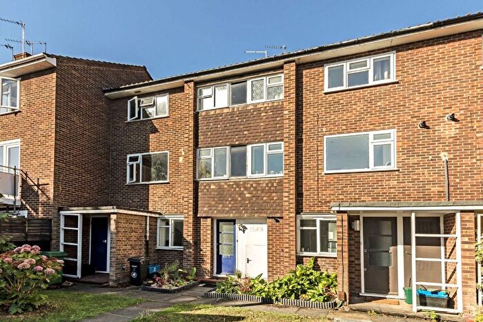 2 Bedroom Flat To Rent In Norfolk Close, St Margarets, TW1