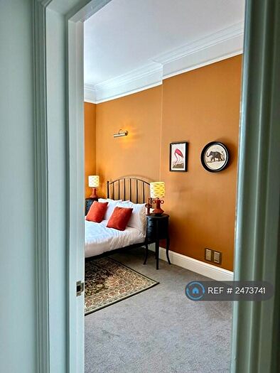 2 Bedroom Flat To Rent In Royal York Crescent, Bristol, BS8