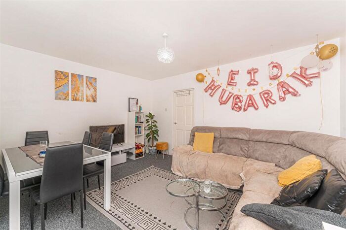 3 Bedroom Flat For Sale In Bouvier Road, Enfield, EN3