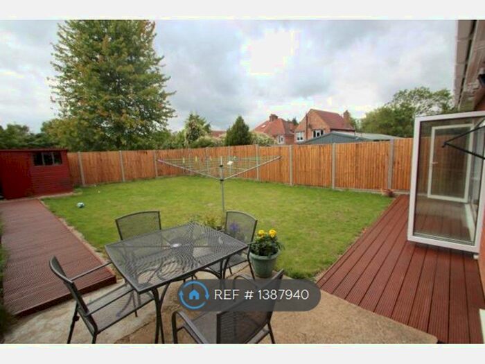 3 Bedroom Bungalow To Rent In Walford Road, Uxbridge, UB8