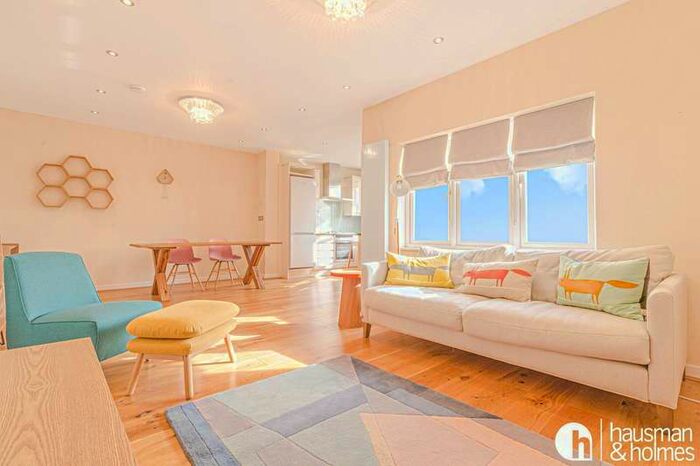 3 Bedroom Flat To Rent In The Vale, Golders Green, NW11