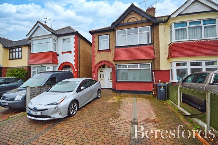 1 Bedroom Maisonette For Sale In Tenby Close, Romford, RM6