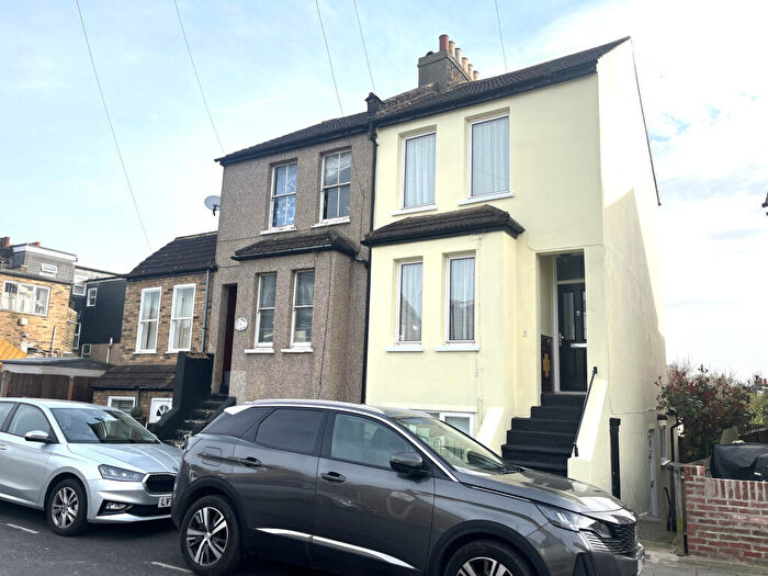 2 Bedroom Maisonette To Rent In Canon Road, Bromley, BR1