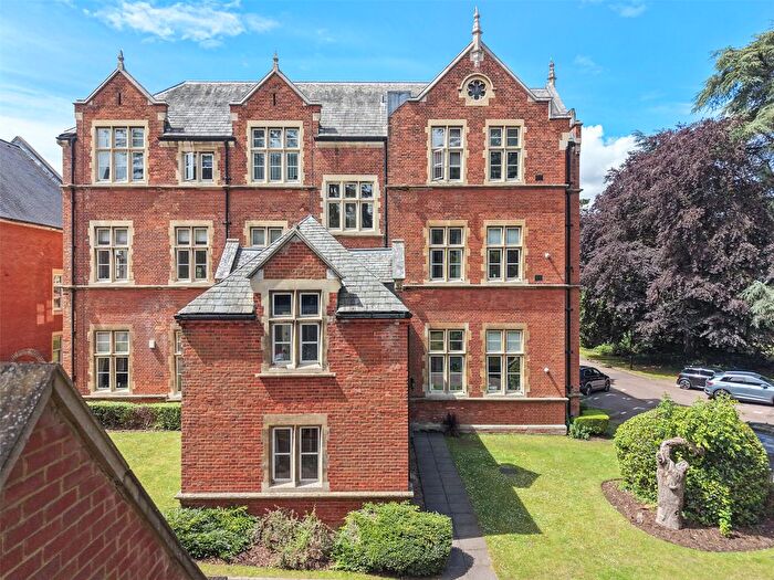 2 Bedroom Flat For Sale In Lavender Close, Leatherhead, Surrey, KT22
