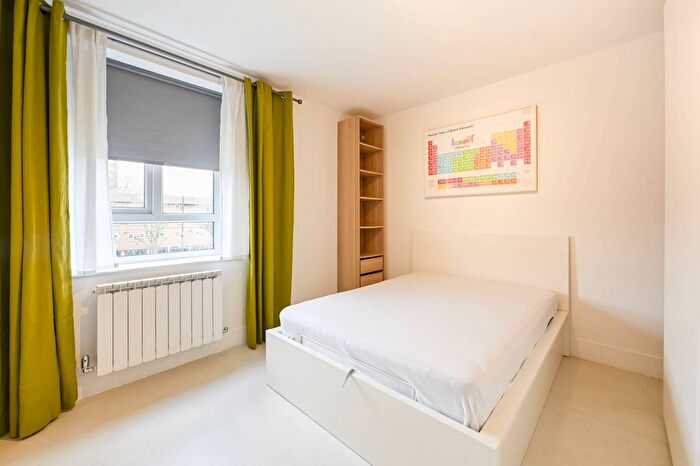 3 Bedroom Flat To Rent In Stockwell Gardens Estate, Stockwell, London, SW9