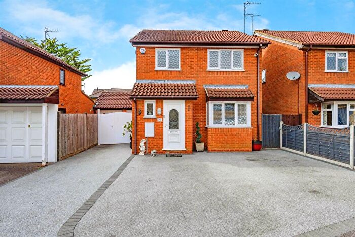 3 Bedroom Detached House For Sale In Marsom Grove, Luton, LU3