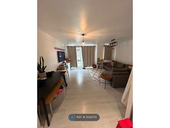 2 Bedroom Flat To Rent In Yukon Road, Broxbourne, EN10