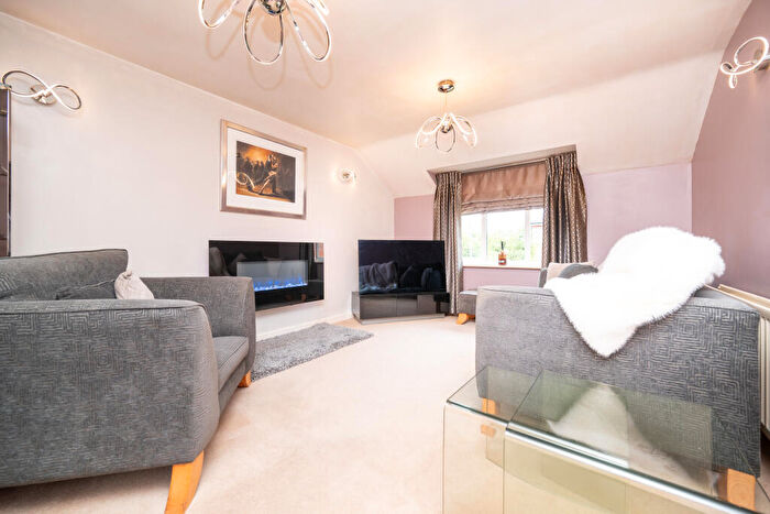 2 Bedroom Apartment For Sale In Stratford Gardens, Bromsgrove, Worcestershire, B60