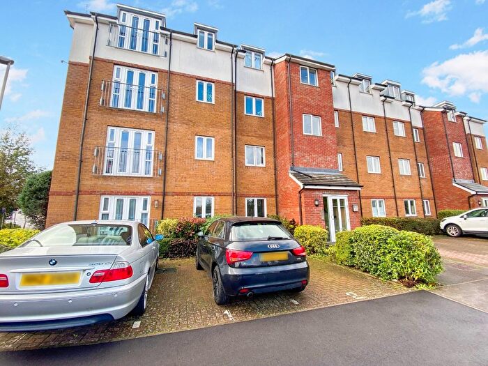 2 Bedroom Flat To Rent In Stokers Close, Dunstable, Bedfordshire, LU5