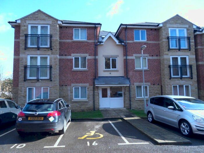 2 Bedroom Flat To Rent In College View, Dewsbury, West Yorkshire, WF13