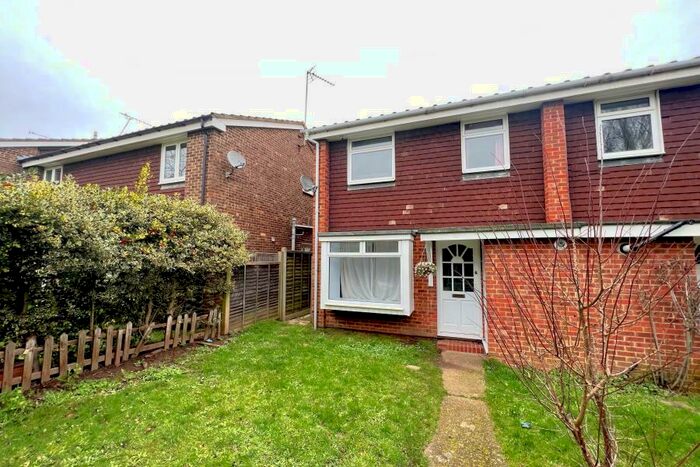 3 Bedroom End Of Terrace House To Rent In Woking, Surrey, GU21