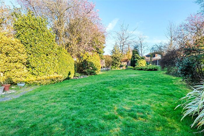 3 Bedroom Semi-Detached House For Sale In Barton Avenue, Dunstable, Bedfordshire, LU5