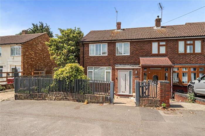 3 Bedroom End Of Terrace House For Sale In Doddsfield Road, Slough, SL2