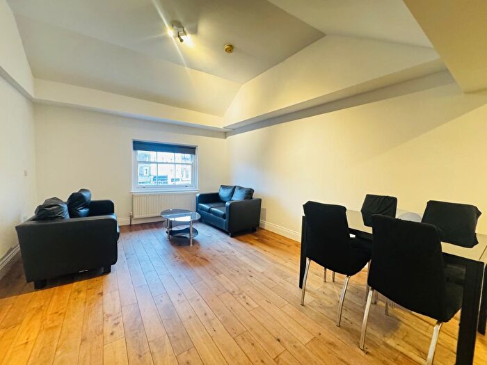 2 Bedroom Flat To Rent In The Pavement, London, SW4