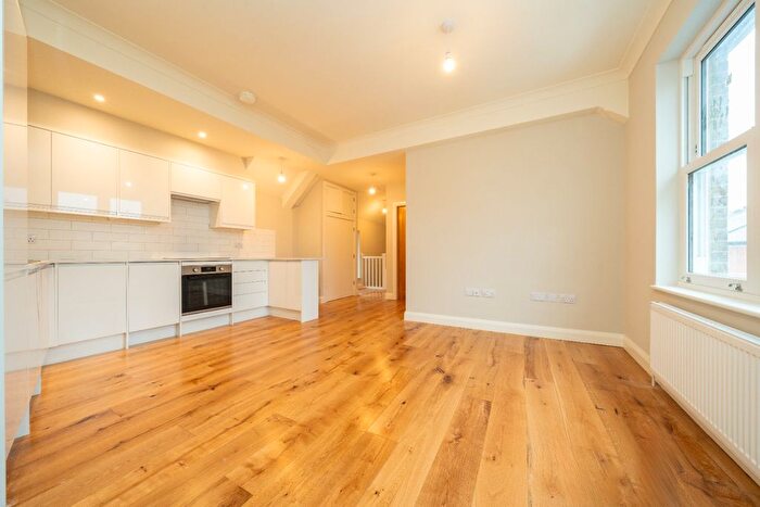 1 Bedroom Flat To Rent In High Street, Shepperton, TW17