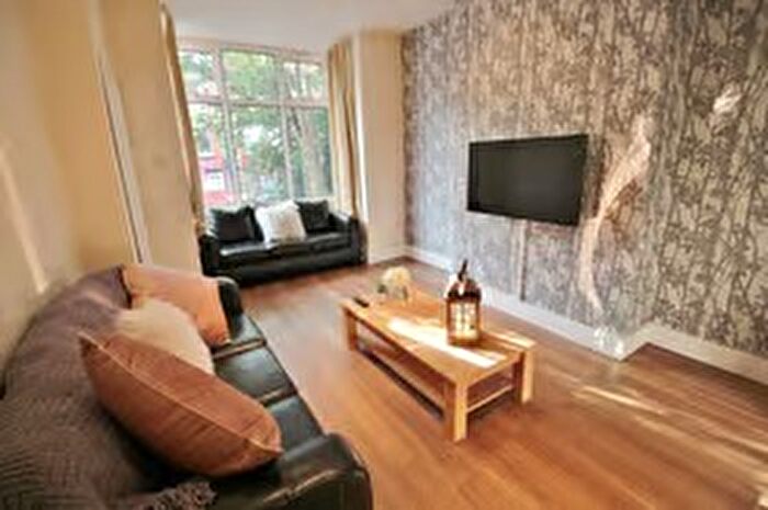 6 Bedroom Terraced House To Rent In Beechwood Mount, Leeds, West Yorkshire, LS4