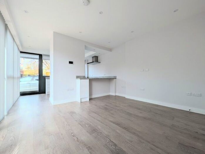 1 Bedroom Flat To Rent In Norfolk Road, Horsham, RH12