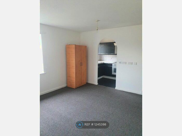 Studio To Rent In Swaythling Close, London N18