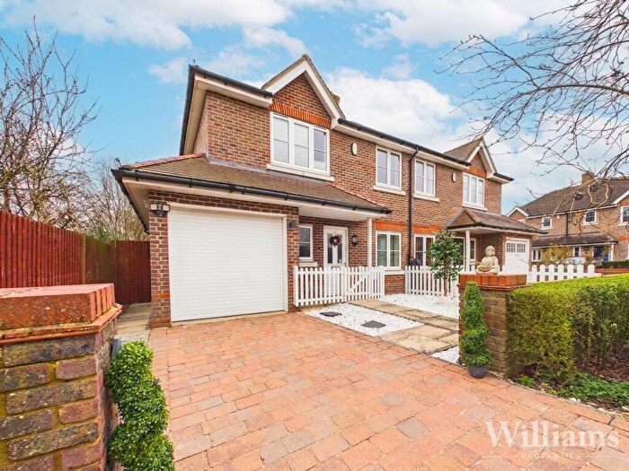 4 Bedroom Semi-Detached House For Sale In Jannetta Close, Aylesbury, HP20