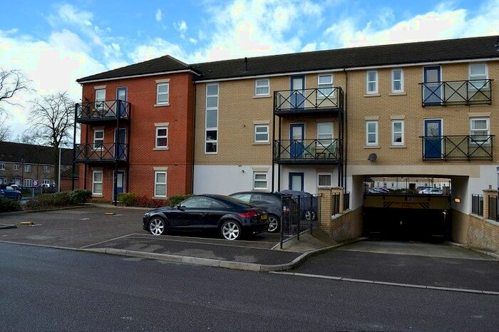 2 Bedroom Flat To Rent In Norwich Crescent, Chadwell Heath, Romford RM6
