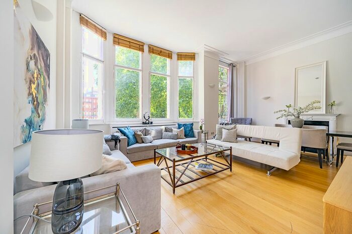 3 Bedroom Flat To Rent In Cadogan Square, London, SW1X