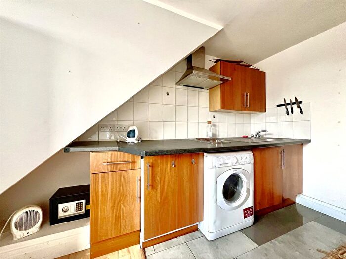 Studio To Rent In Great West Road, Hounslow, TW5