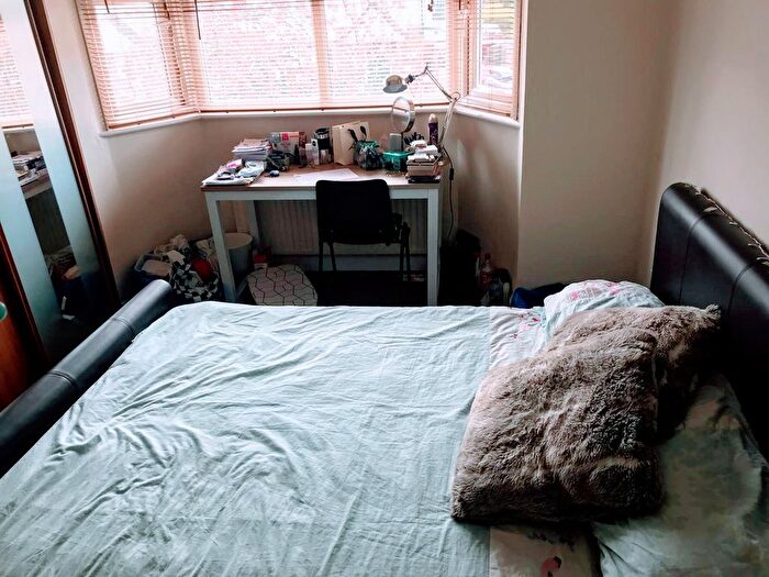 4 Bedroom Semi-Detached House To Rent In Beech Grove, Guildford, GU2