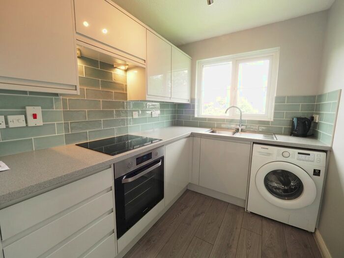 1 Bedroom Flat To Rent In Joinville Place, Addlestone, KT15