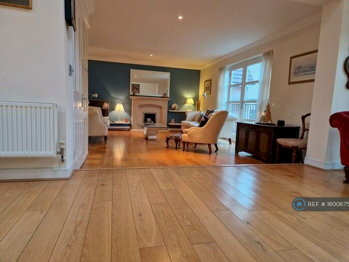 4 Bedroom Semi-Detached House To Rent In Royal Victoria Park, Bristol, BS10