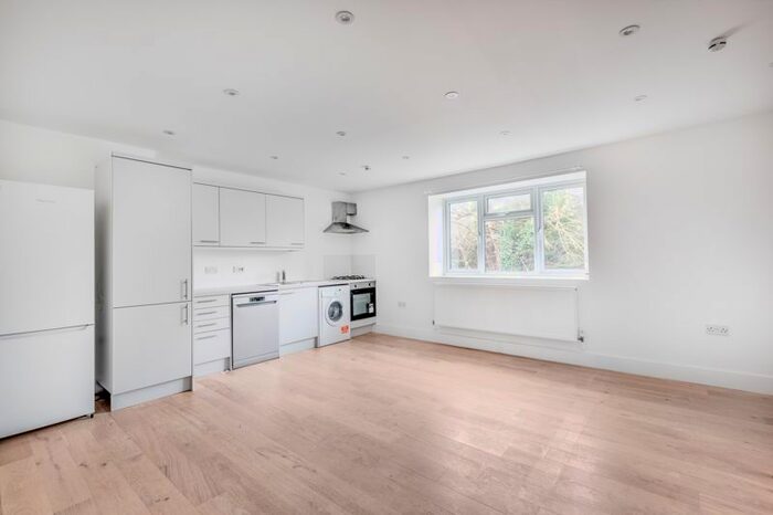 2 Bedroom Flat To Rent In The Street, West Horsley, Leatherhead, KT24