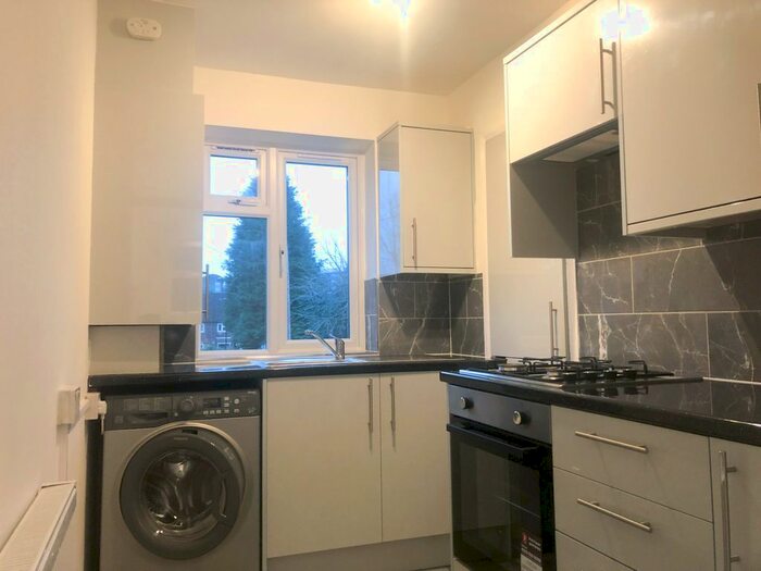 1 Bedroom Flat To Rent In Apple Garth, Brentford TW8
