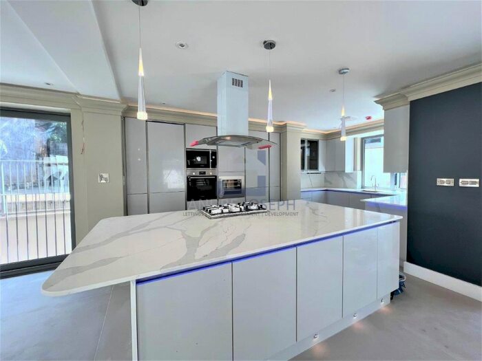 3 Bedroom Detached House To Rent In Angles Road, Streatham, SW16