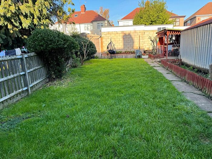 4 Bedroom Semi-Detached House To Rent In Silkfield Road, London, NW9