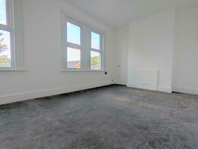 1 Bedroom Flat To Rent In First Avenue, Bush Hill Park, EN1