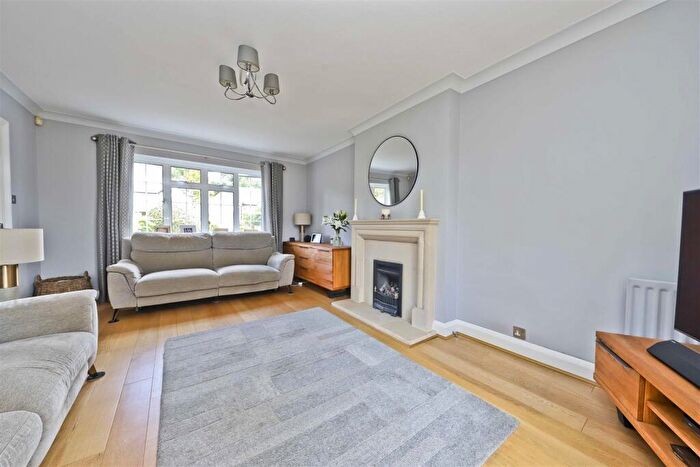 4 Bedroom Detached House For Sale In Broadwood Avenue, Ruislip, HA4