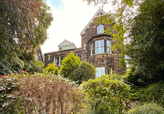 2 Bedroom Flat To Rent In Hollin Lane, Weetwood, Leeds, LS16