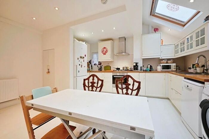 2 Bedroom Flat To Rent In Adelaide Grove, White City, W12