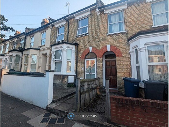Studio To Rent In Glenthorne Road, London, N11