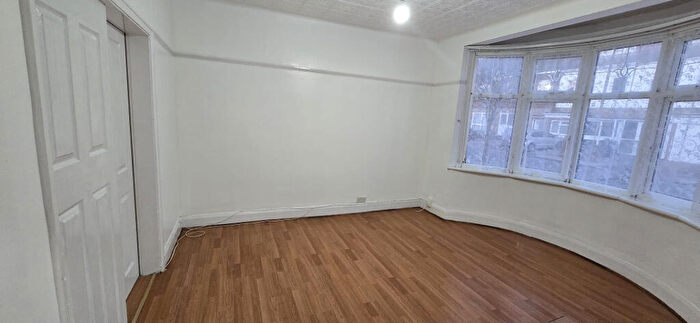 3 Bedroom Flat To Rent In Inglehurst Gardens, Ilford, IG4