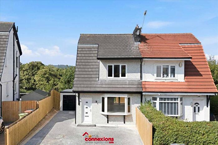 3 Bedroom Semi-Detached House For Sale In Crosslees Drive, Thornliebank, Glasgow, G46