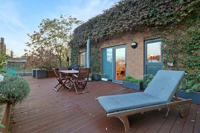 2 Bedroom Flat To Rent In Long Lane, London, SE1