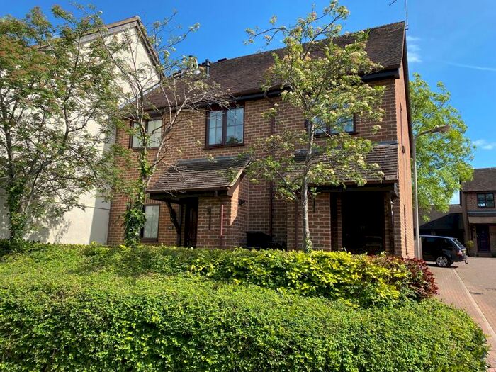 2 Bedroom Flat To Rent In Old Town Close, Beaconsfield, HP9