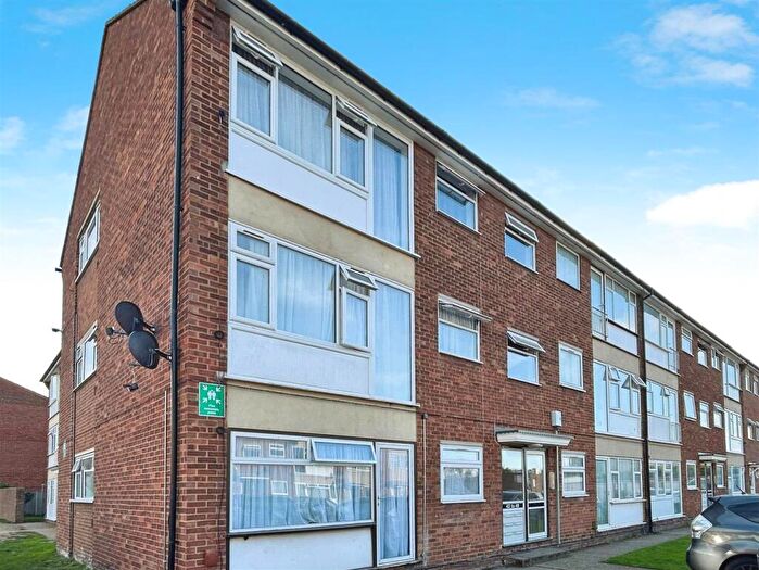 2 Bedroom Flat For Sale In Thirkleby Close, Slough, SL1