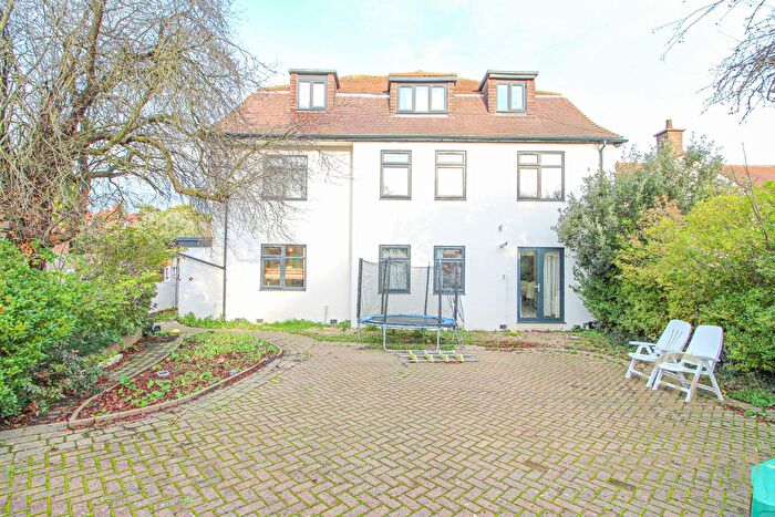 3 Bedroom Flat To Rent In Grove Road, Sutton, SM1