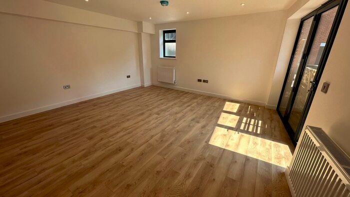 1 Bedroom Flat To Rent In High Street, Hounslow, TW3