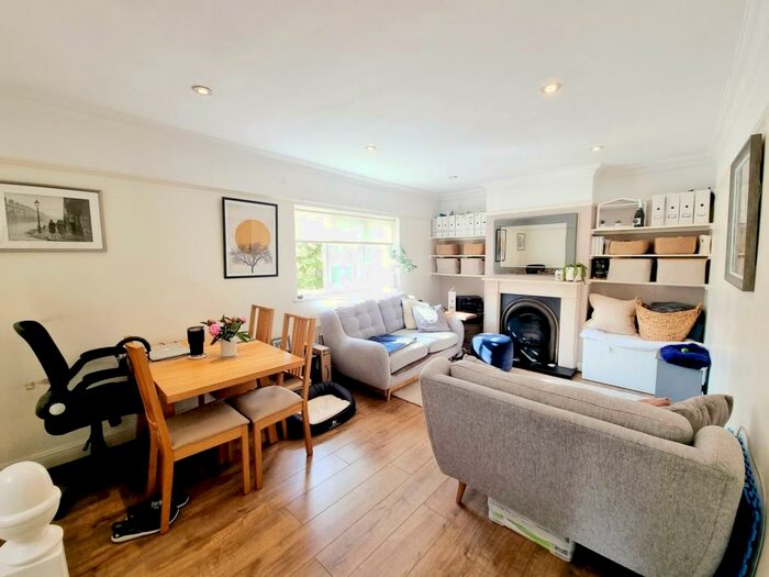3 Bedroom Flat To Rent In Neale Close, Hampstead Garden Suburb, N2