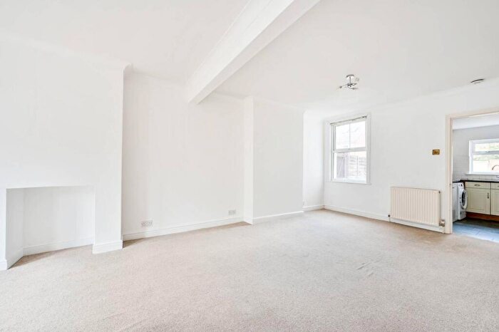 3 Bedroom End Of Terrace House For Sale In Vale Farm Road, Woking, GU21