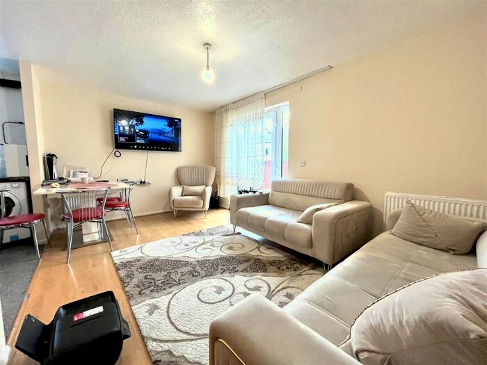2 Bedroom Flat To Rent In Boundrey House, Theobalds Lane, Cheshunt, Waltham Cross, EN8