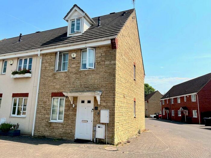 3 Bedroom Town House To Rent In Dace Road, Calne, SN11
