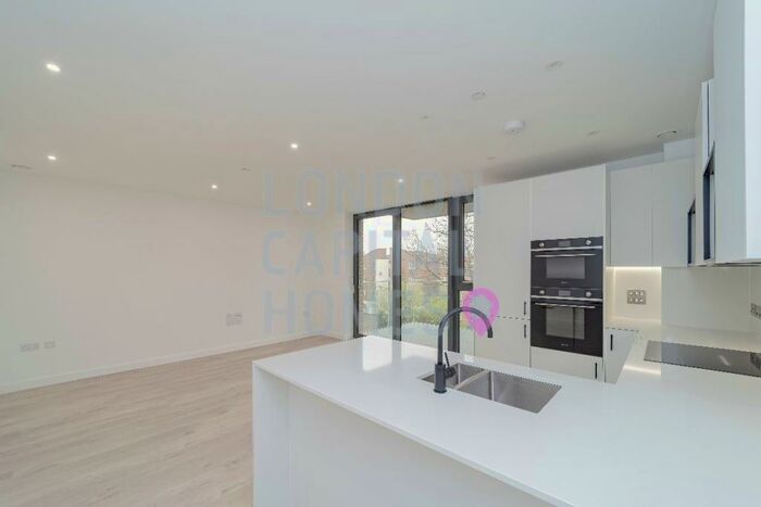 2 Bedroom Apartment To Rent In Unmissable -bed Apartment In Willowbrook House, The Westacre, Woodberry Down, London, N4